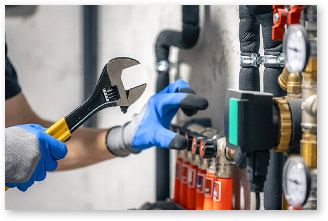 Tecnico specializzato durante manutenzione impianto idraulico – servizio manutenzione impianti facility management