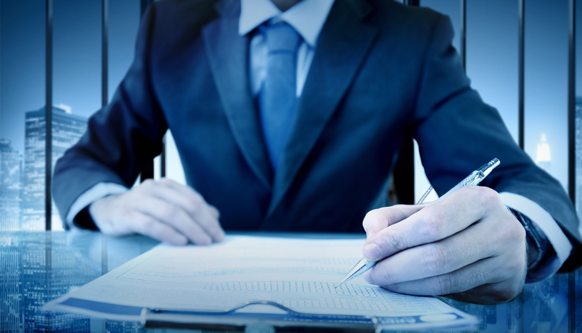 Professionista firma contratto – consulenza e gestione servizi facility management