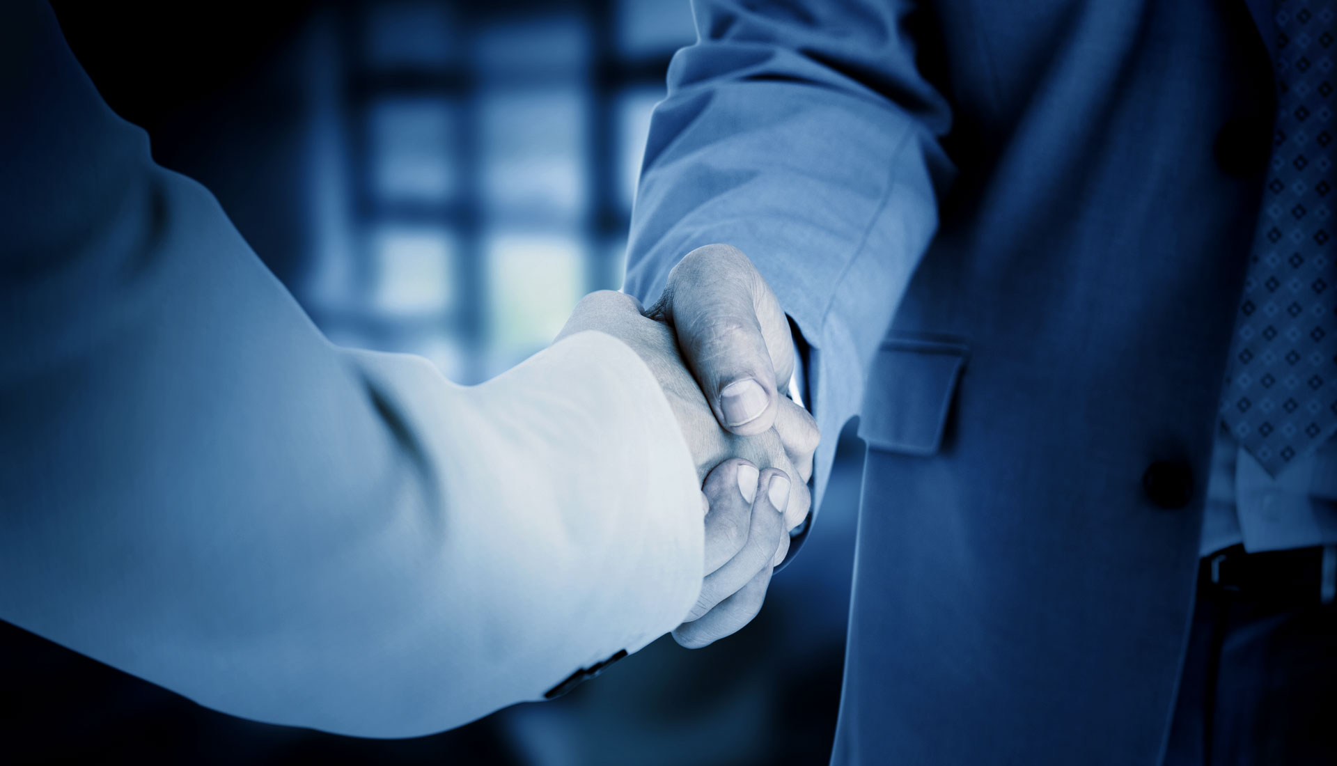 Stretta di mano tra professionisti – partnership nel facility management aziendale